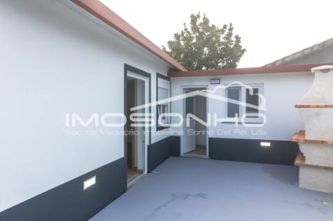 Moradia, com 2 quartos, totalmente remodelada