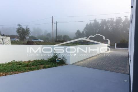 Moradia, com 2 quartos, totalmente remodelada