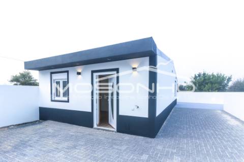 Moradia, com 2 quartos, totalmente remodelada