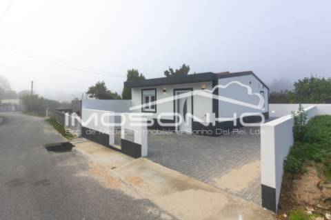 Moradia, com 2 quartos, totalmente remodelada