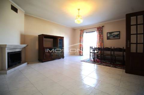 Apartamento T1 com marquise e garagem individual