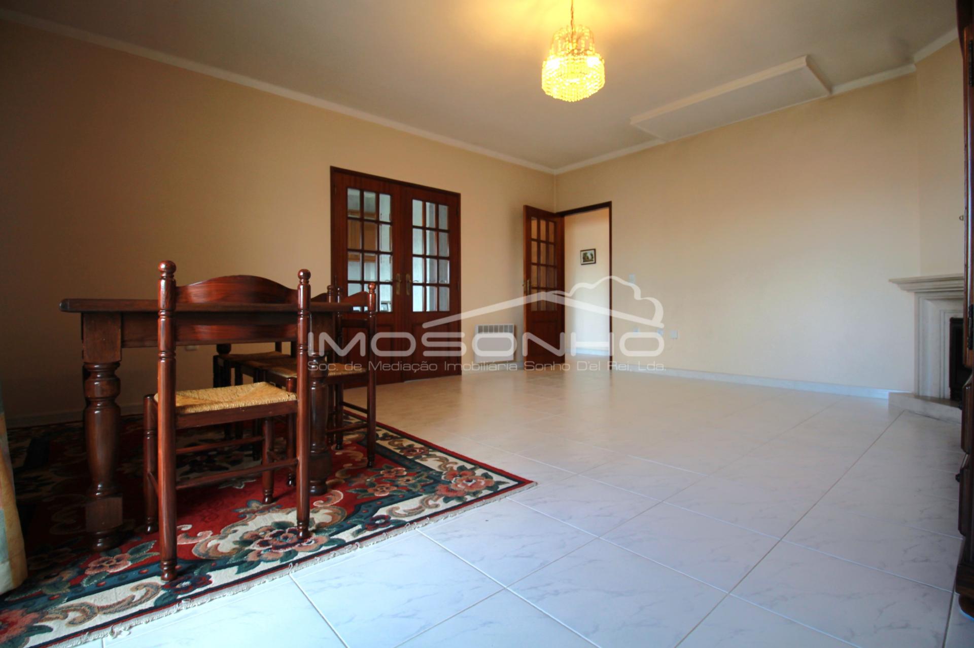 Apartamento T1 com marquise e garagem individual