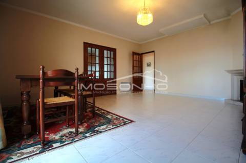 Apartamento T1 com marquise e garagem individual