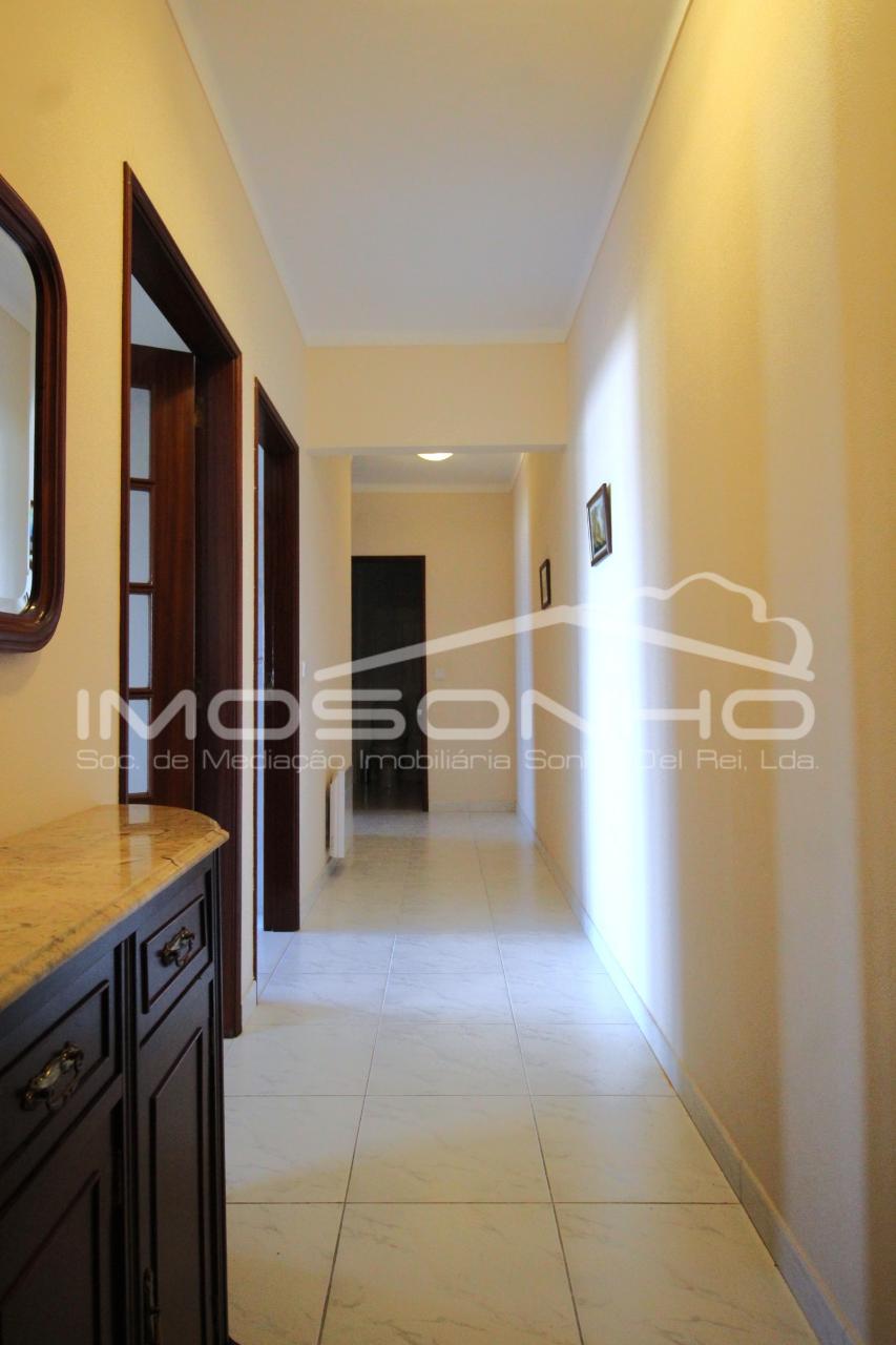 Apartamento T1 com marquise e garagem individual