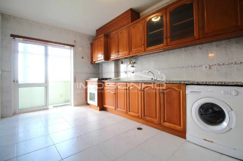 Apartamento T1 com marquise e garagem individual