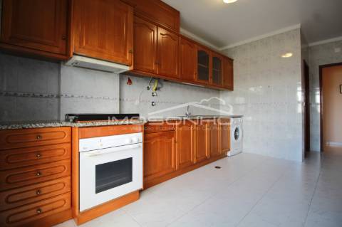 Apartamento T1 com marquise e garagem individual