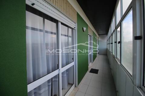 Apartamento T1 com marquise e garagem individual