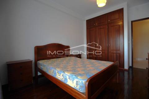 Apartamento T1 com marquise e garagem individual