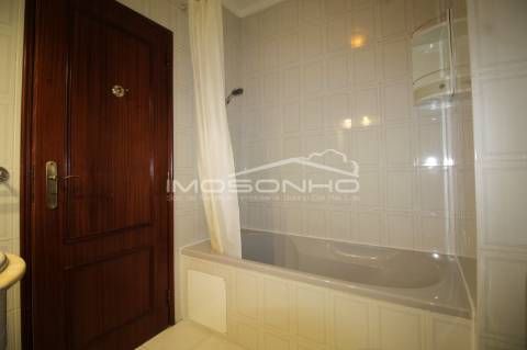 Apartamento T1 com marquise e garagem individual