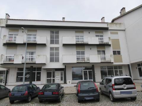 Apartamento T1 com marquise e garagem individual