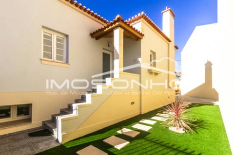 Moradia V4 + 1, com arquitetura clássica e totalmente remodelada