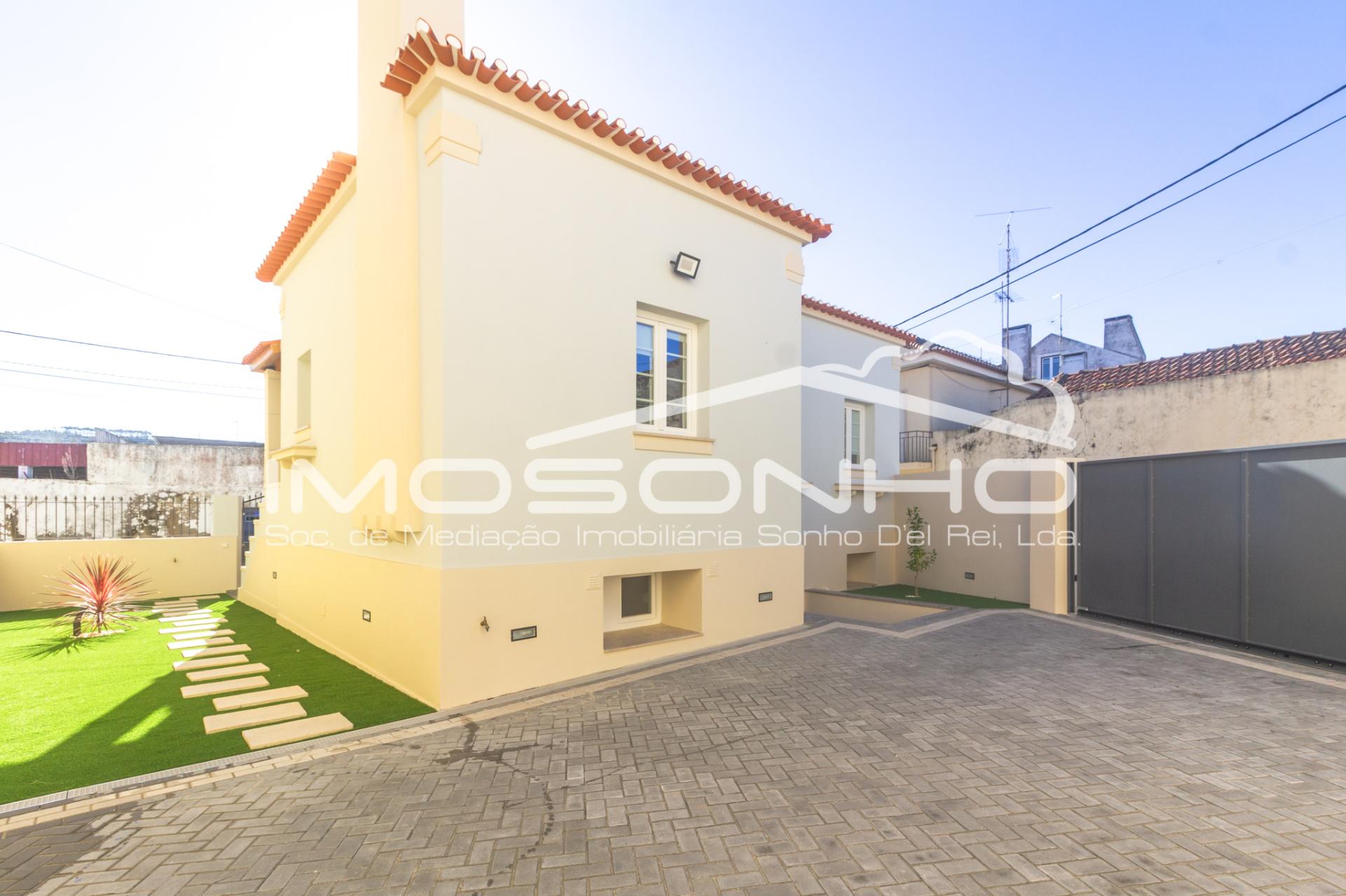 Moradia V4 + 1, com arquitetura clássica e totalmente remodelada