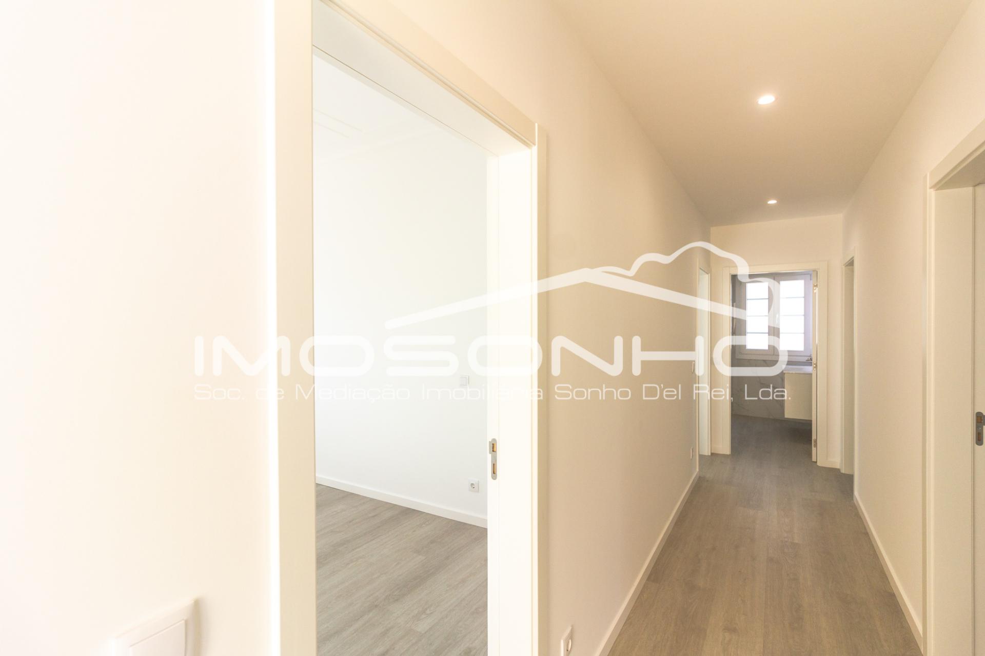 Moradia V4 + 1, com arquitetura clássica e totalmente remodelada