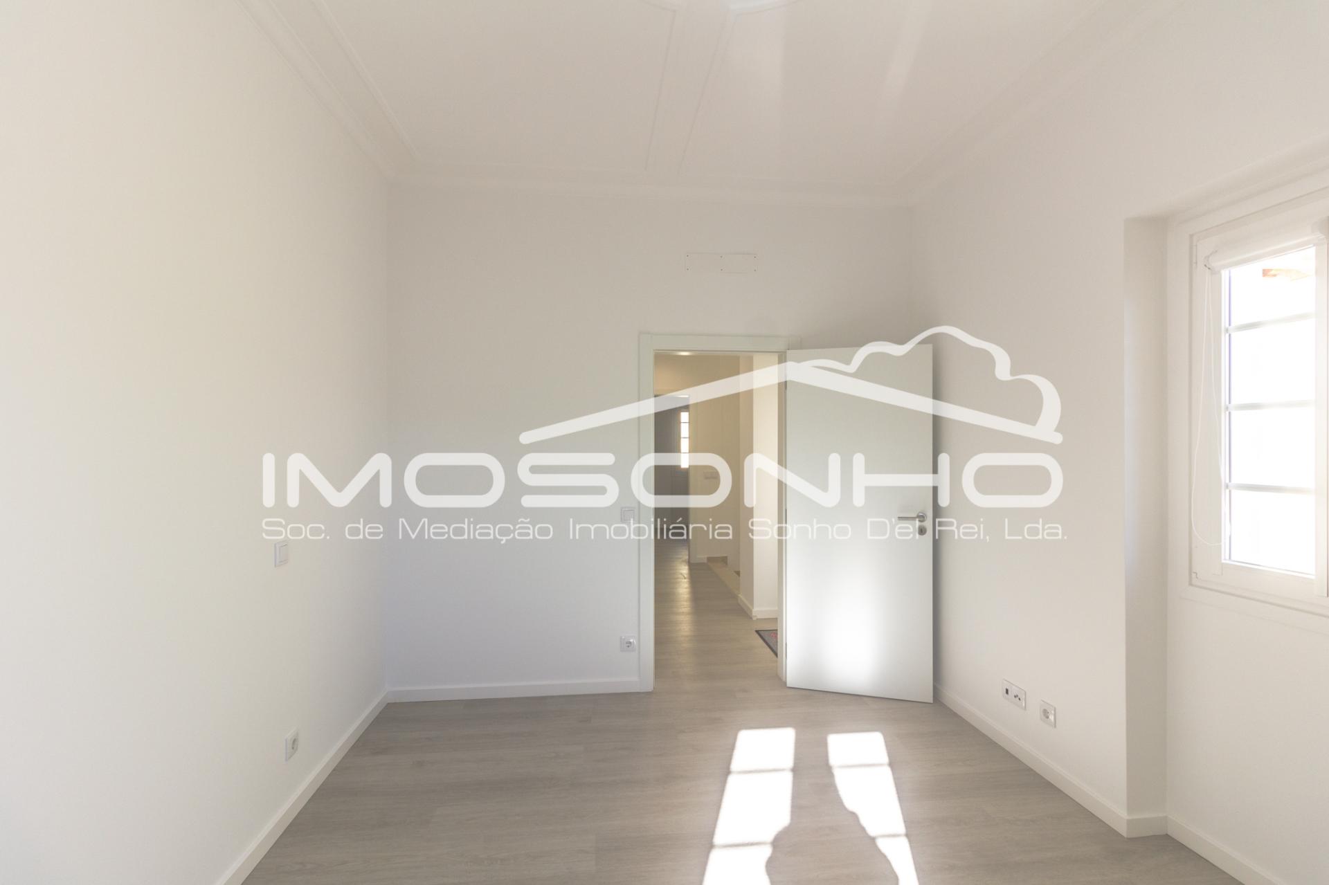 Moradia V4 + 1, com arquitetura clássica e totalmente remodelada