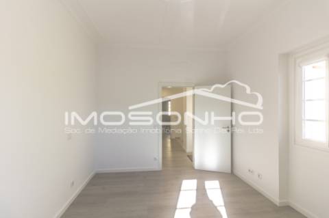 Moradia V4 + 1, com arquitetura clássica e totalmente remodelada