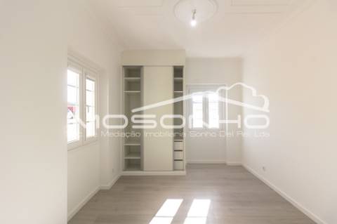 Moradia V4 + 1, com arquitetura clássica e totalmente remodelada