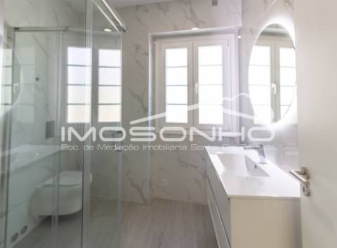 Moradia V4 + 1, com arquitetura clássica e totalmente remodelada