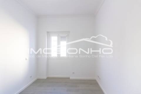 Moradia V4 + 1, com arquitetura clássica e totalmente remodelada