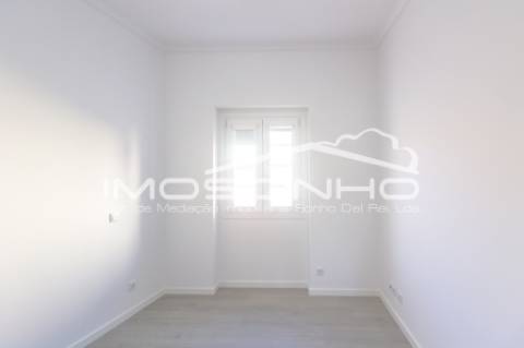 Moradia V4 + 1, com arquitetura clássica e totalmente remodelada