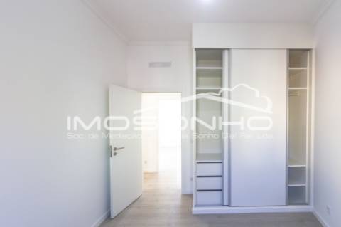 Moradia V4 + 1, com arquitetura clássica e totalmente remodelada