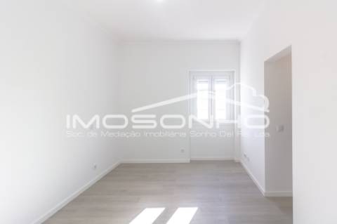 Moradia V4 + 1, com arquitetura clássica e totalmente remodelada