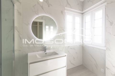 Moradia V4 + 1, com arquitetura clássica e totalmente remodelada