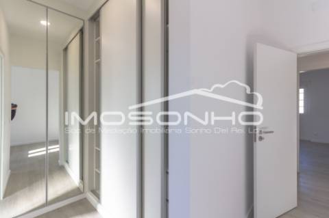 Moradia V4 + 1, com arquitetura clássica e totalmente remodelada