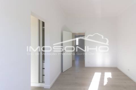 Moradia V4 + 1, com arquitetura clássica e totalmente remodelada