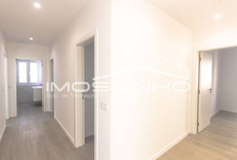 Moradia V4 + 1, com arquitetura clássica e totalmente remodelada