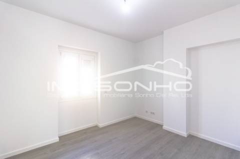 Moradia V4 + 1, com arquitetura clássica e totalmente remodelada