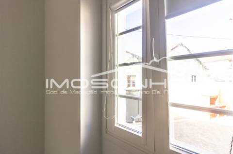 Moradia V4 + 1, com arquitetura clássica e totalmente remodelada