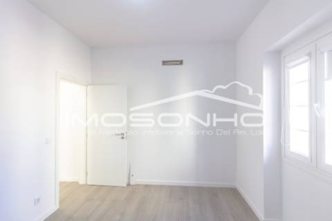 Moradia V4 + 1, com arquitetura clássica e totalmente remodelada