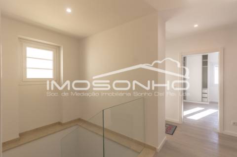 Moradia V4 + 1, com arquitetura clássica e totalmente remodelada