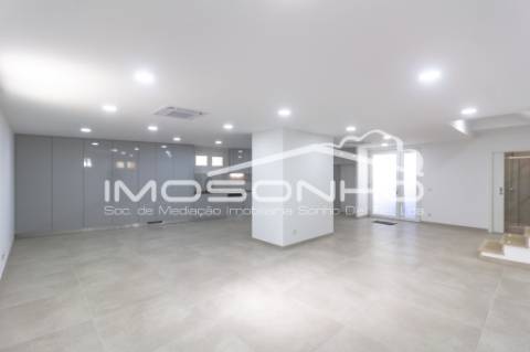 Moradia V4 + 1, com arquitetura clássica e totalmente remodelada