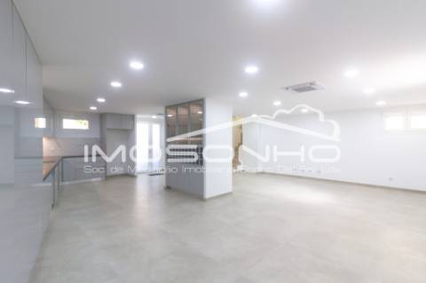 Moradia V4 + 1, com arquitetura clássica e totalmente remodelada