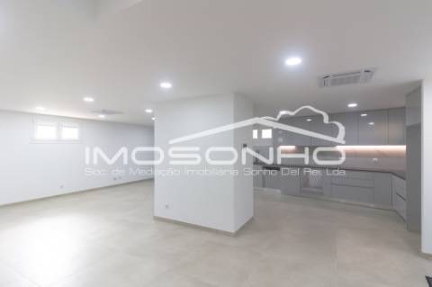 Moradia V4 + 1, com arquitetura clássica e totalmente remodelada