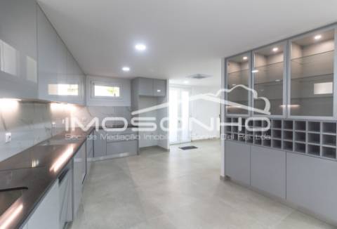 Moradia V4 + 1, com arquitetura clássica e totalmente remodelada