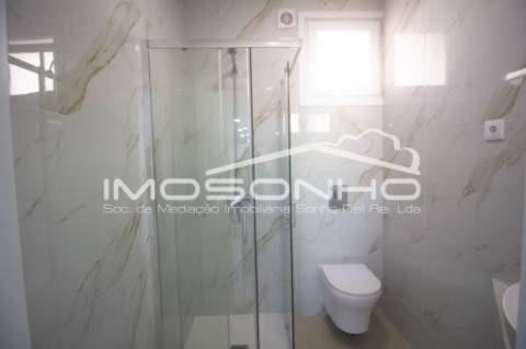 Moradia V4 + 1, com arquitetura clássica e totalmente remodelada