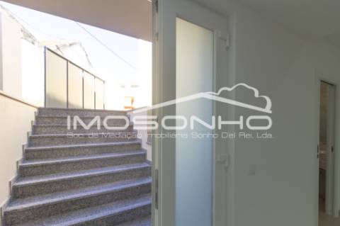 Moradia V4 + 1, com arquitetura clássica e totalmente remodelada