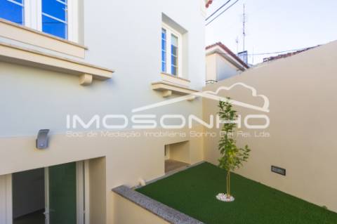 Moradia V4 + 1, com arquitetura clássica e totalmente remodelada