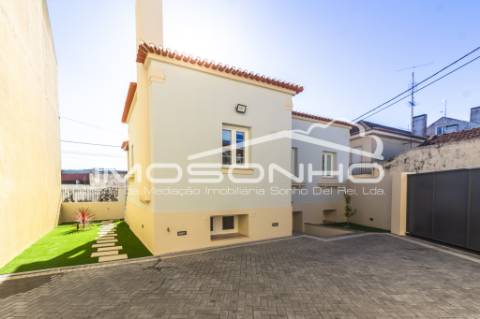 Moradia V4 + 1, com arquitetura clássica e totalmente remodelada