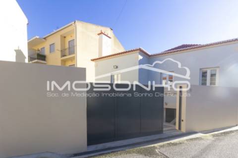 Moradia V4 + 1, com arquitetura clássica e totalmente remodelada