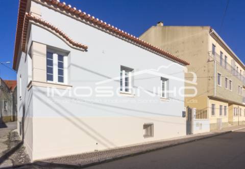 Moradia V4 + 1, com arquitetura clássica e totalmente remodelada