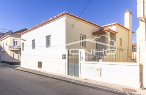 Moradia V4 + 1, com arquitetura clássica e totalmente remodelada