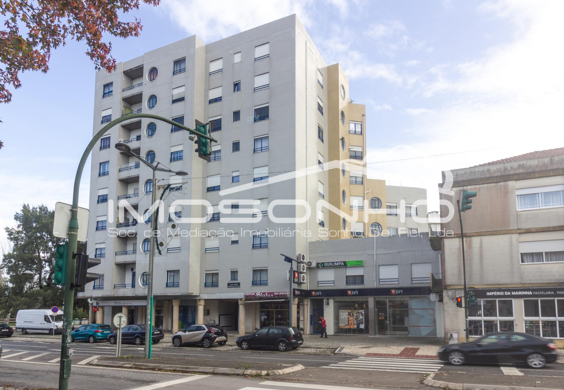 Apartamento T3, com terraço e elevador, no centro da Marinha Grande