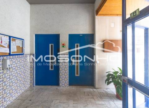 Apartamento T3, com terraço e elevador, no centro da Marinha Grande