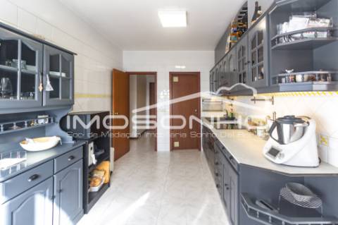Apartamento T3, com terraço e elevador, no centro da Marinha Grande