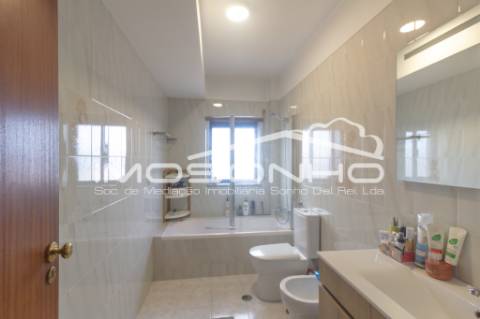 Apartamento T3, com terraço e elevador, no centro da Marinha Grande