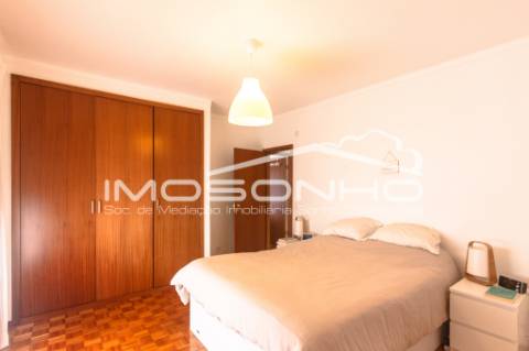 Apartamento T3, com terraço e elevador, no centro da Marinha Grande