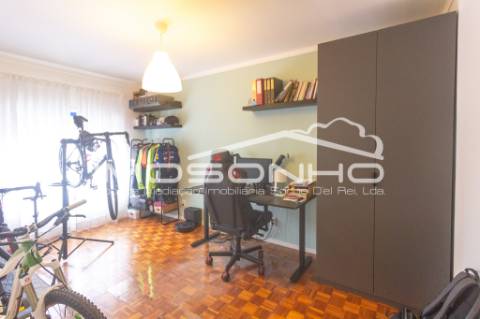 Apartamento T3, com terraço e elevador, no centro da Marinha Grande